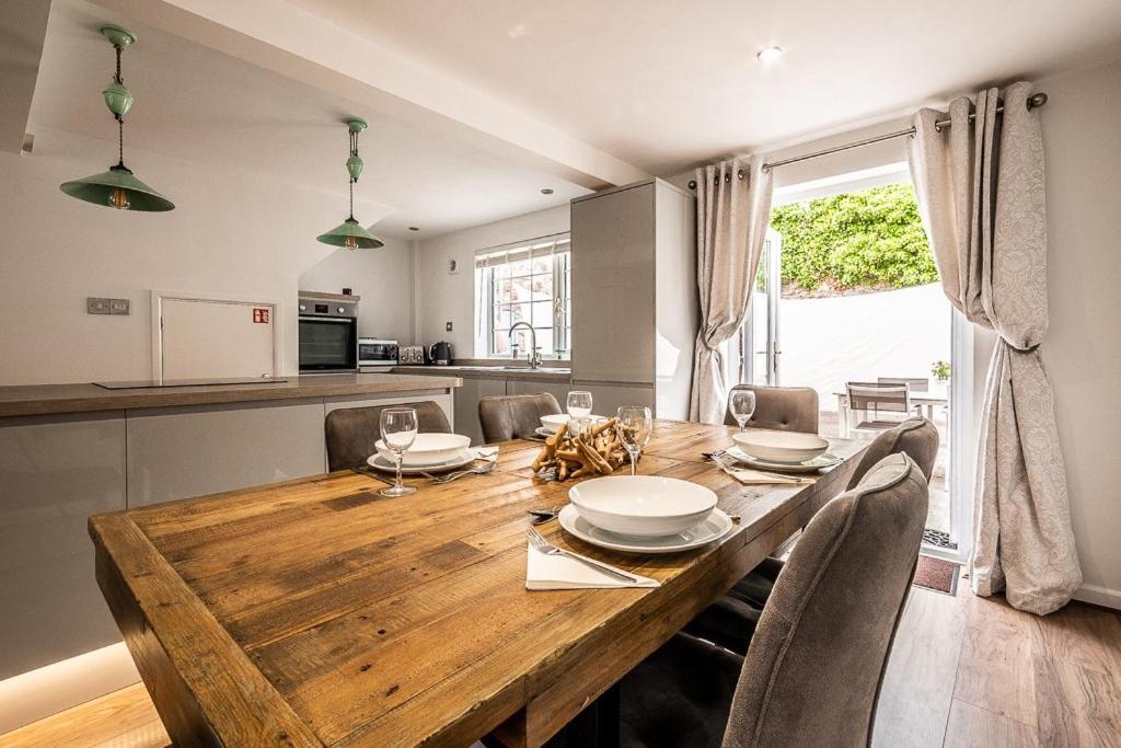 Holiday home Cosy In Topsham With Parking